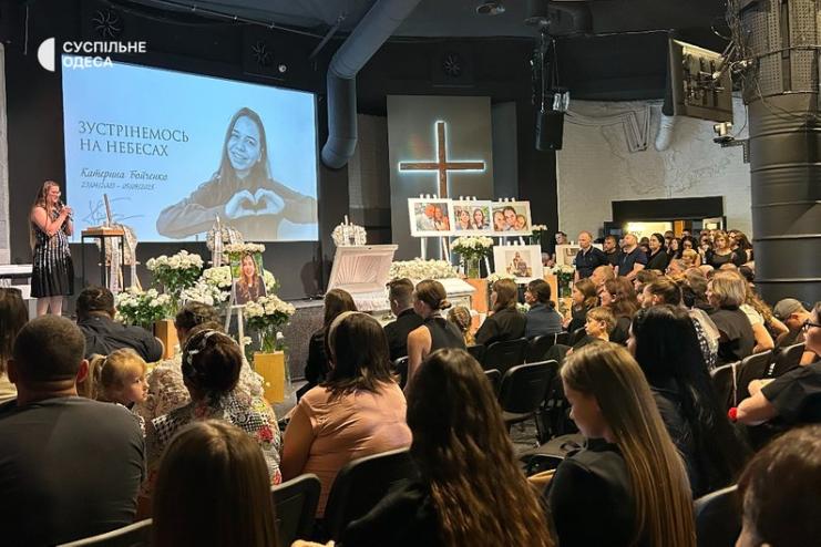 "Зустрінемось на небесах": в Ізмаїлі попрощались із 22-річною Катериною Бойченко