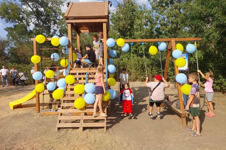 У Буджаку з'явився дитячий майданчик завдяки батькам  загиблого воїна Дениса Царана