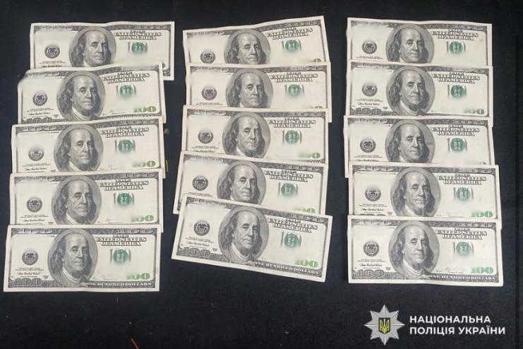 В Одесі троє чоловіків вимагали 20 тисяч доларів у містянина: справу передано до суду