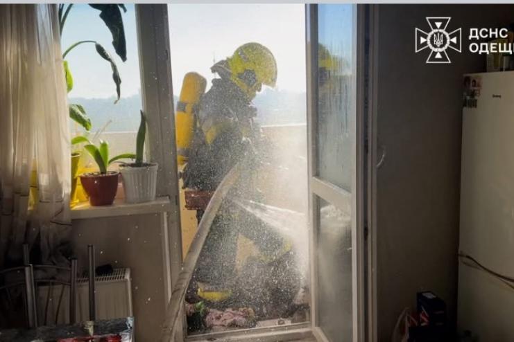 В Одесі під час пожежі врятували трьох людей, серед них дитина