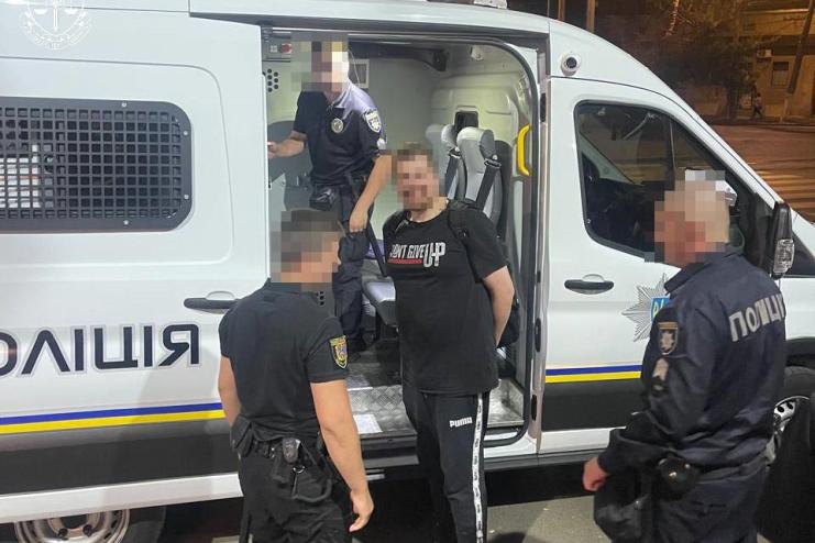 В Одесі викрили схему виїзду чоловіків за кордон через фальшиві паспорти та довідки про інвалідність