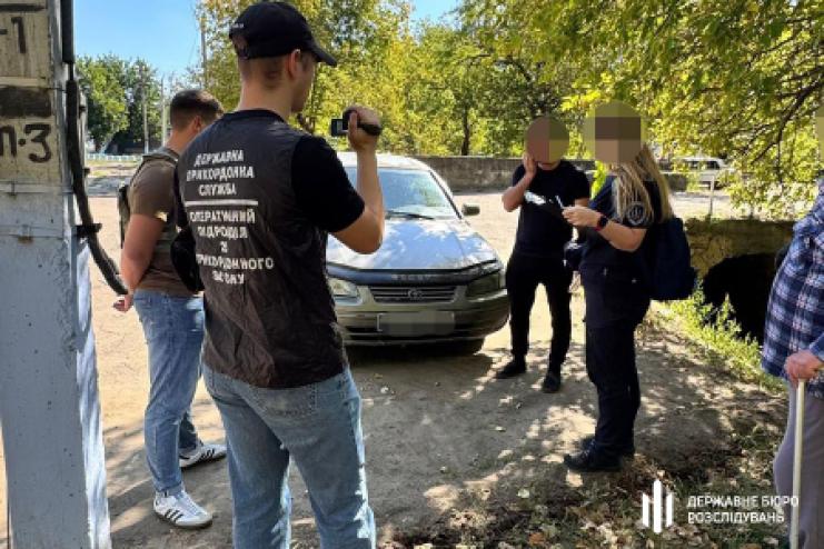 «Тур» до Молдови за $9 тисяч: ДБР викрило прикордонника