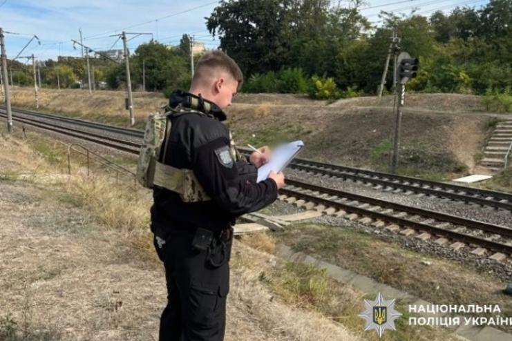 Поліцейські розслідують загибель літньої жінки на залізниці в Одесі