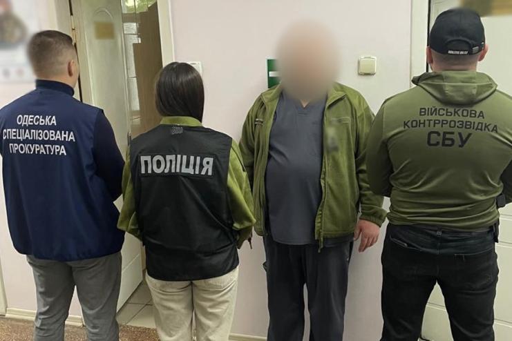 На Одещині викрили медика, який вимагав 2000 доларів хабара від військовослужбовця