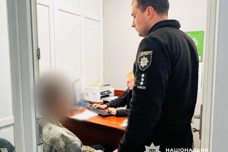 Поліцейські затримали жителя Одеського району, який спричинив тяжке ножове поранення своєму знайомому