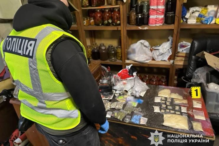 Поліцейські викрили та затримали двох жителів Київського району Одеси за оборудки з психотропами та наркотиками
