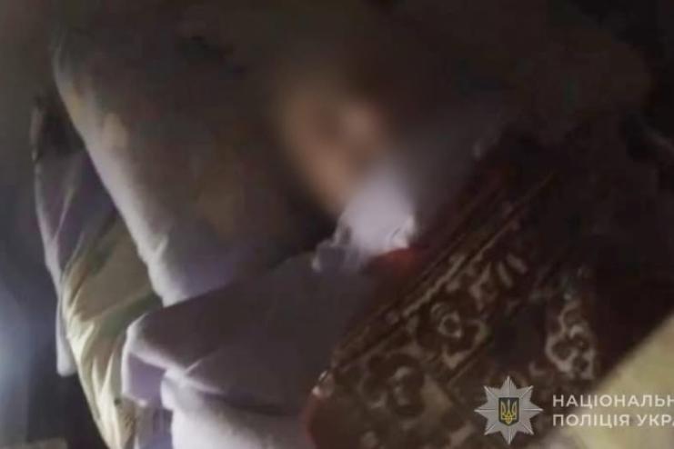 Без вагань і страху: в Білгороді-Дністровському поліцейські врятували літню жінку з паралічем після дронової атаки рф