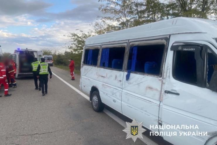 На трасі Київ – Одеса перекинувся мікроавтобус: дев’ятеро людей травмовано, серед них — неповнолітній