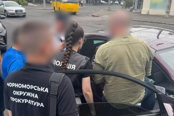Поліцейські завершили розслідування щодо посадовця одеського комунального підприємства, викритого у корупції