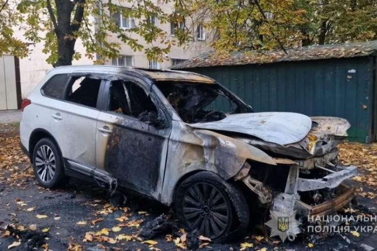 Поліцейські затримали 25-річного жителя Одеси за підпал двох автівок в Одесі