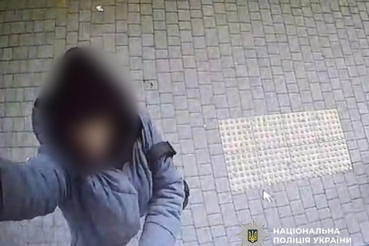 В Одесі жінці повідомили про підозру за наругу над Державним Прапором України