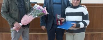 МАТЕРІ ПОЛЕГЛОГО ЗАХИСНИКА З БЕССАРАБСЬКОГО МИКОЛИ ЧАРКИ ВРУЧИЛИ ОРДЕН СИНА "ЗА МУЖНІСТЬ" ІІІ СТУПЕНЯ