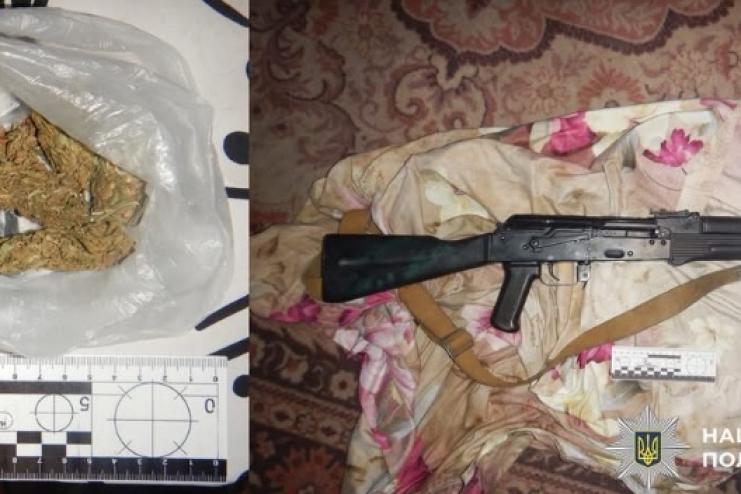Поліцейські викрили двох жителів Одещини в оборудках з наркотиками та незаконним поводженням зі зброєю
