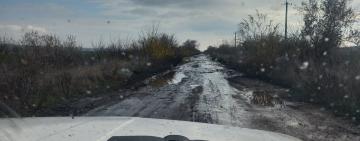 Небезпечна дорога — шкільний маршрут під загрозою: хто відповідає за бездоріжжя між Веселою Долиною та Єлізаветівкою