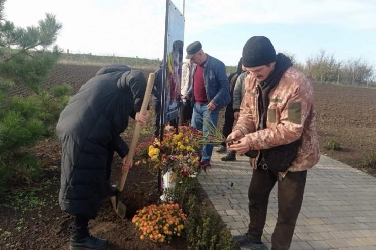 У Саратській громаді школярі прикрасили Алею Слави трояндами на честь загиблих військових