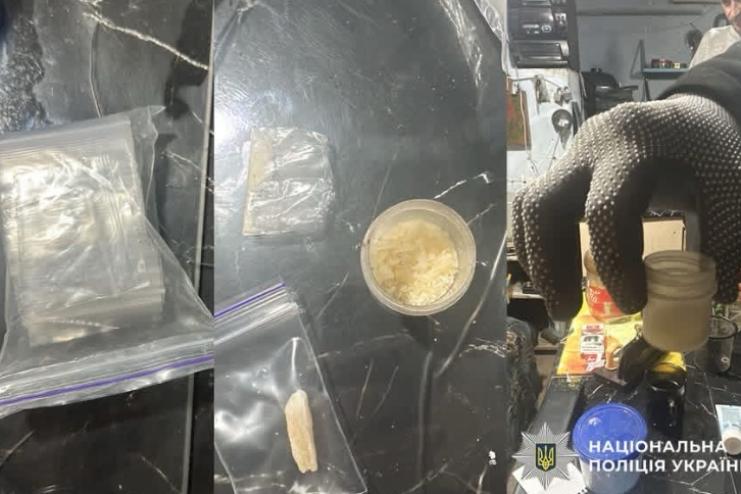 Маскував психотропи в губках для миття посуду та відправляв товаришу у виправну колонію: поліцейські затримали жителя Одеського району за наркозлочини