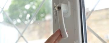 Поліцейські встановлюють обставини падіння 3-річного хлопчика з вікна багатоповерхівки в Київському районі Одеси