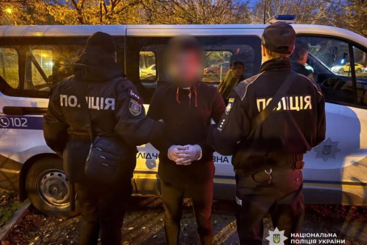 Одеські поліцейські оперативно затримали двох зловмисників, які пограбували громадян