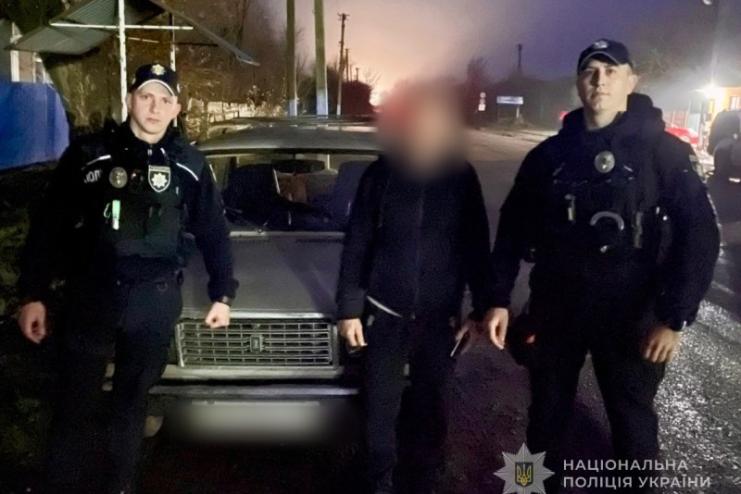 У центрі Татарбунар чоловік жорстоко викинув на дорогу п’ятьох цуценят: поліція встановила правопорушника