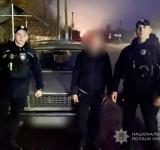 У центрі Татарбунар чоловік жорстоко викинув на дорогу п’ятьох цуценят: поліція встановила правопорушника