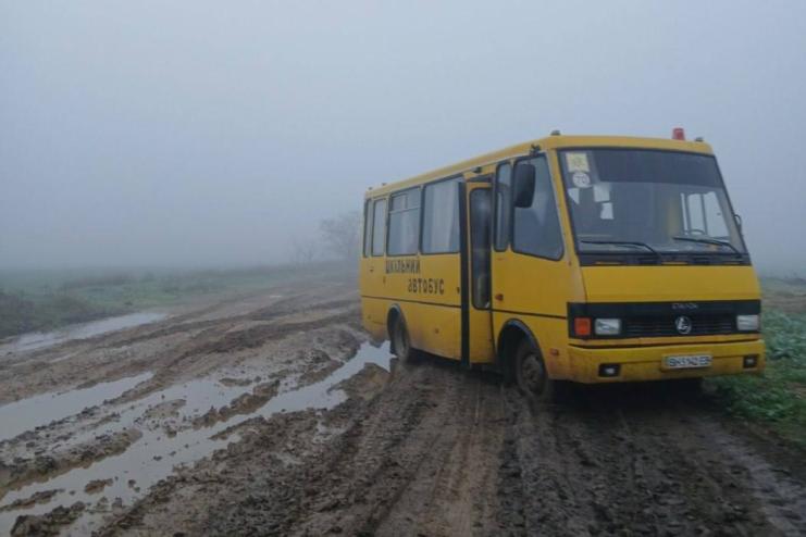 Автобус не витримує: у Білгород-Дністровському районі школярі долають 12 км пішки через критичний стан дороги