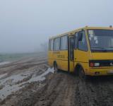 Автобус не витримує: у Білгород-Дністровському районі школярі долають 12 км пішки через критичний стан дороги