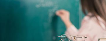 У 2026 році зарплати освітян зростуть у два етапи: що передбачає проєкт державного бюджету