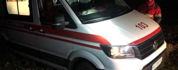 На Одещині карета швидкої застрягла на бездоріжжі: рятувальники витягали її серед ночі