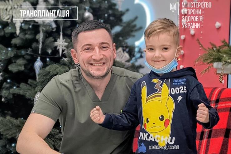 У Львові медики провели унікальну операцію: 7-річному хлопчику пересадили і нирку від тата, і печінку від мами