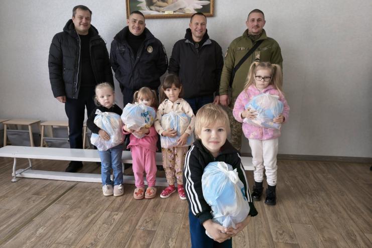 Із Татарбунар до серця кожної родини: як міський голова та представники поліції вітали дітей захисників