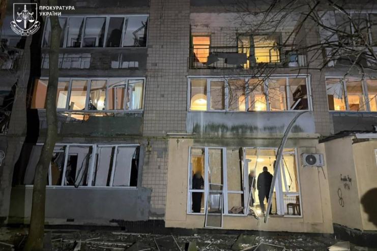 Ворог вкотре атакує цивільні обʼєкти: в Одеському районі постраждали вісім людей