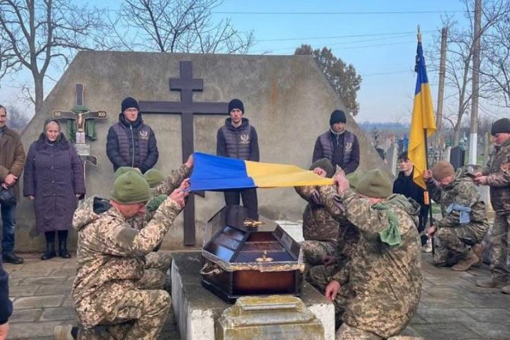 Герой повернувся додому на щиті: Павлівська громада попрощалася з Юрієм Саратовським