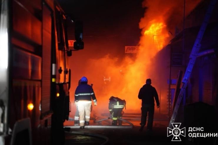 Вогнеборці ліквідували масштабну пожежу на ринку в Одеському районі