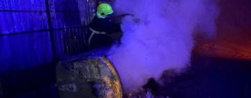 Підпалив 10 сміттєвих баків: в Одесі 55-річному чоловіку повідомили про підозру