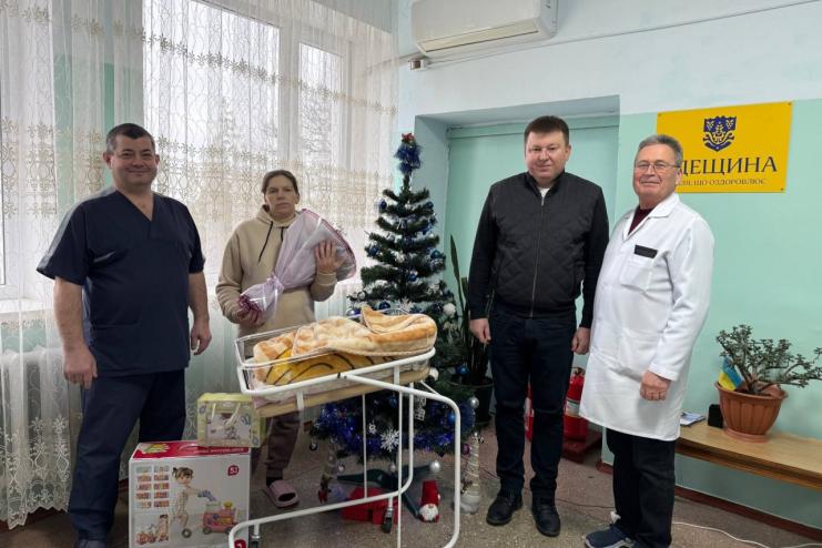 Сергій Парпуланський привітав родину першої новонародженої 2026 року