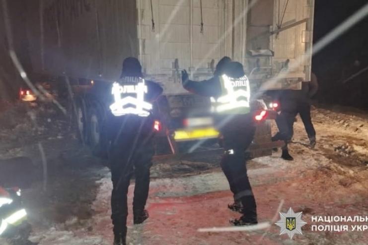 У Подільському районі поліцейські, рятувальники та комунальники визволили авто зі снігового полону