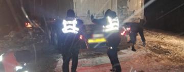 У Подільському районі поліцейські, рятувальники та комунальники визволили авто зі снігового полону