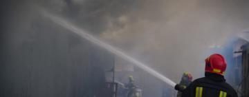 Масштабна пожежа в Пересипському районі Одеси: загорілася виробнича будівля