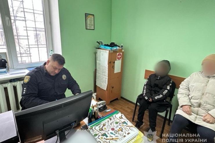 Поліцейські притягнули до відповідальності двох мешканців Подільського району: їхні діти вживали алкоголь