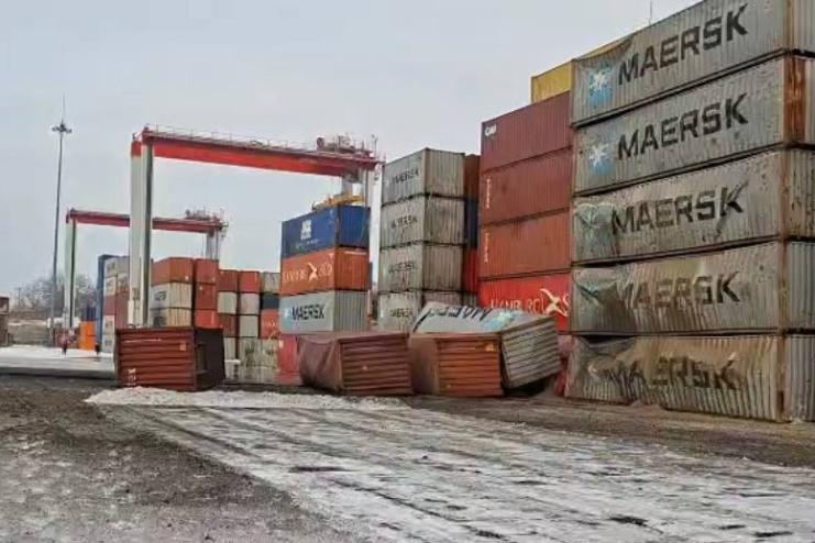 Ворог атакував портову інфраструктуру Одещини: поранено цивільного, пошкоджено судно