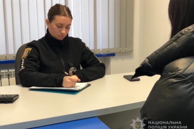 На Білгород-Дністровщині жінка залишила дворічну доньку на знайомого і зникла: поліція склала протокол