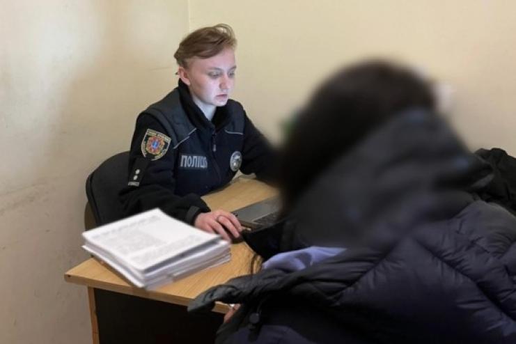 В Одесі жінку викрили у фейковому замінуванні суду, крадіжці телефона та зберіганні наркотиків