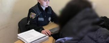 В Одесі жінку викрили у фейковому замінуванні суду, крадіжці телефона та зберіганні наркотиків