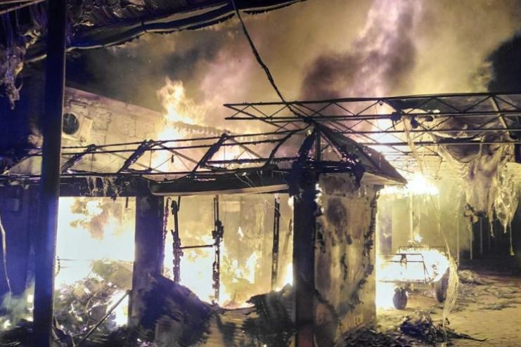 Вечірня пожежа в Білгороді-Дністровському: згоріли торговельні майданчики 