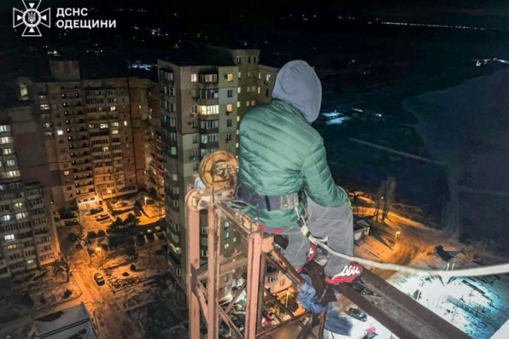У Чорноморську рятувальники зняли чоловіка з висоти 24-го поверху