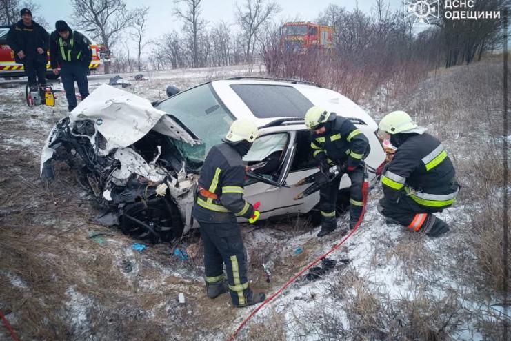 На трасі Одеса–Рені сталася ДТП за участю BMW та Volkswagen: водійку деблокували рятувальники
