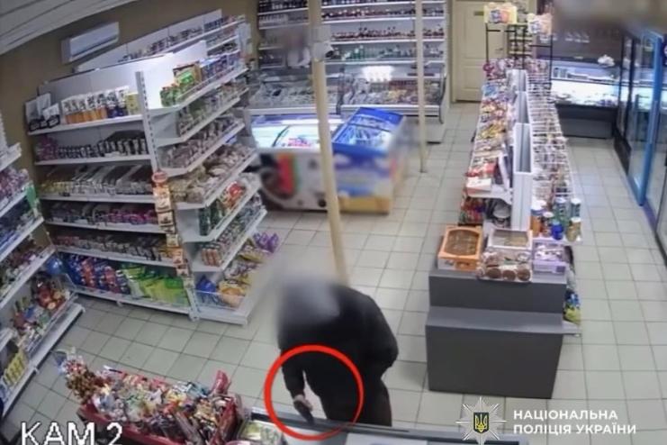 За доказами поліцейських обвинувальний вирок суду отримав житель Одеси, який скоїв розбійний напад на продавчиню крамниці