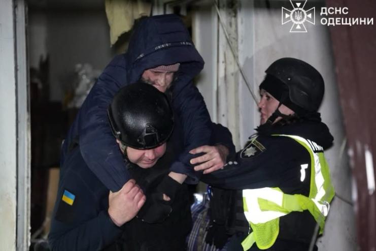 росія атакувала Одесу: тривають пошуки людей під завалами