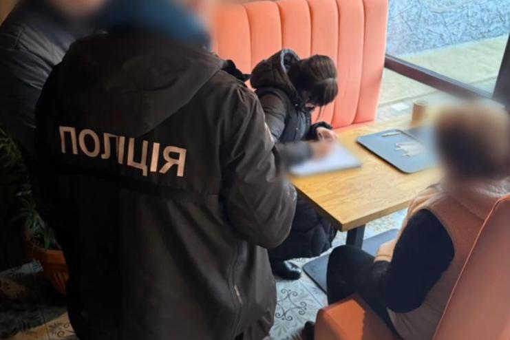 Тисяча доларів за пом’якшення запобіжного заходу для сина: у Білгород-Дністровському районі жінку затримали за спробу підкупу слідчого