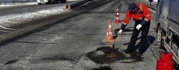 На дорогах Одещини ліквідовують аварійну ямковість: роботи тривають навіть за морозів
